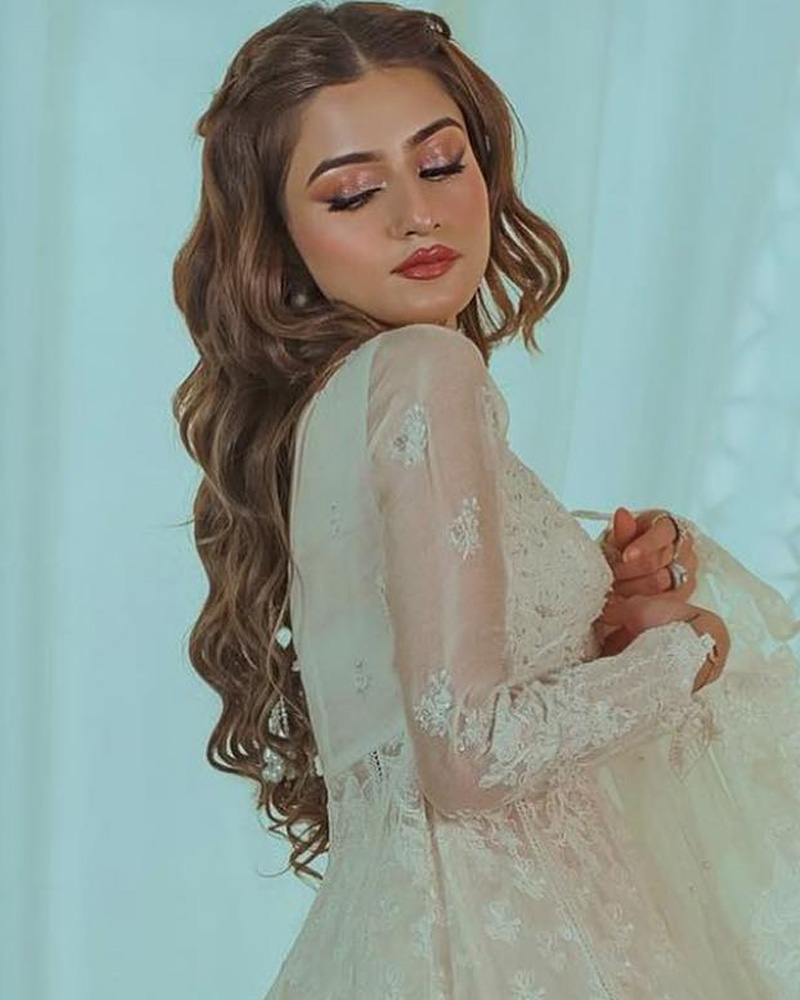 Pakistani Bridal Hairstyles for Wedding 2018 - StyleGlow.com | Pakistani  bridal hairstyles, Pakistani bridal, Bengali bride